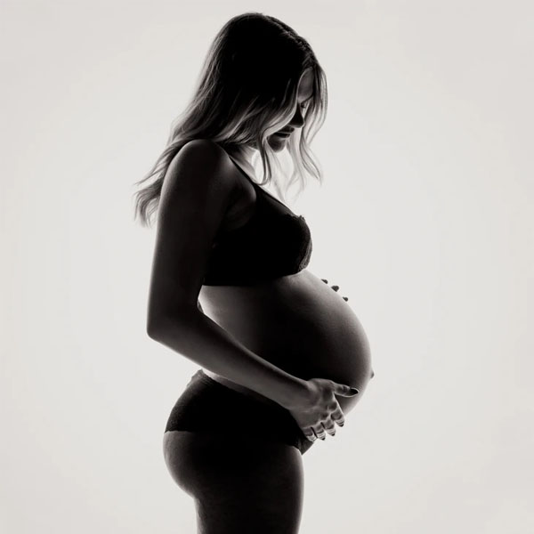 Femme enceinte, photo by Janko Ferlič on Unsplash