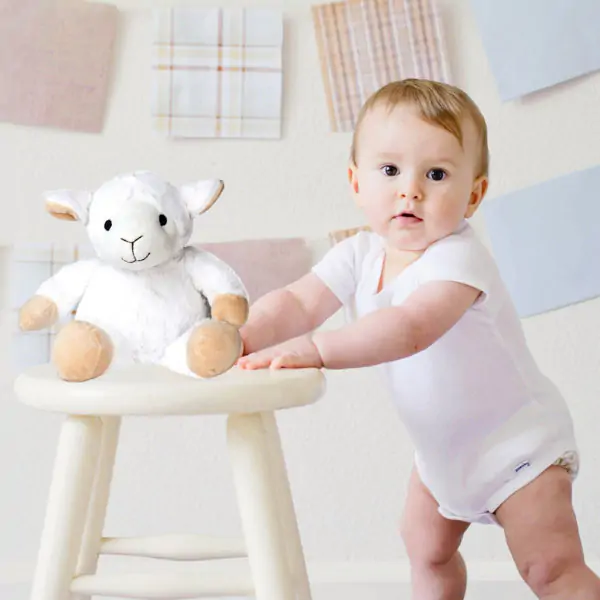 La peluche bouillote Pelucho est garnie de grains de blé et de