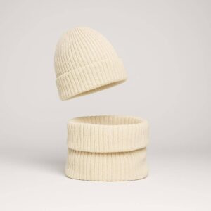 ensemble bonnet et snood en maille beige posé sur fond neutre